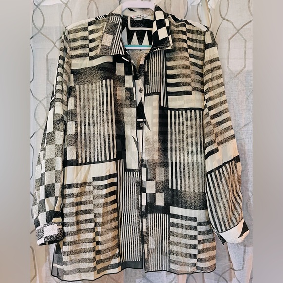 Oversized blouse, pit to pit is 22”, however, the tag is ripped half off. - Picture 1 of 4